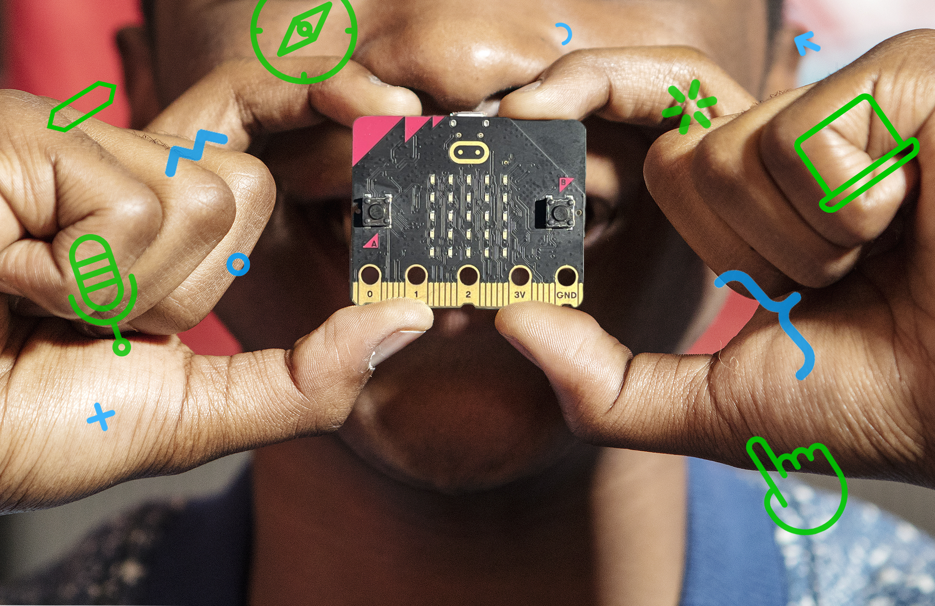 micro:bit ボードを指でつまんで顔の前に差し出している子どものアップ写真