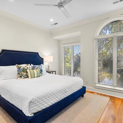 Primary bedroom in a Kiawah Island vacation rental property.
