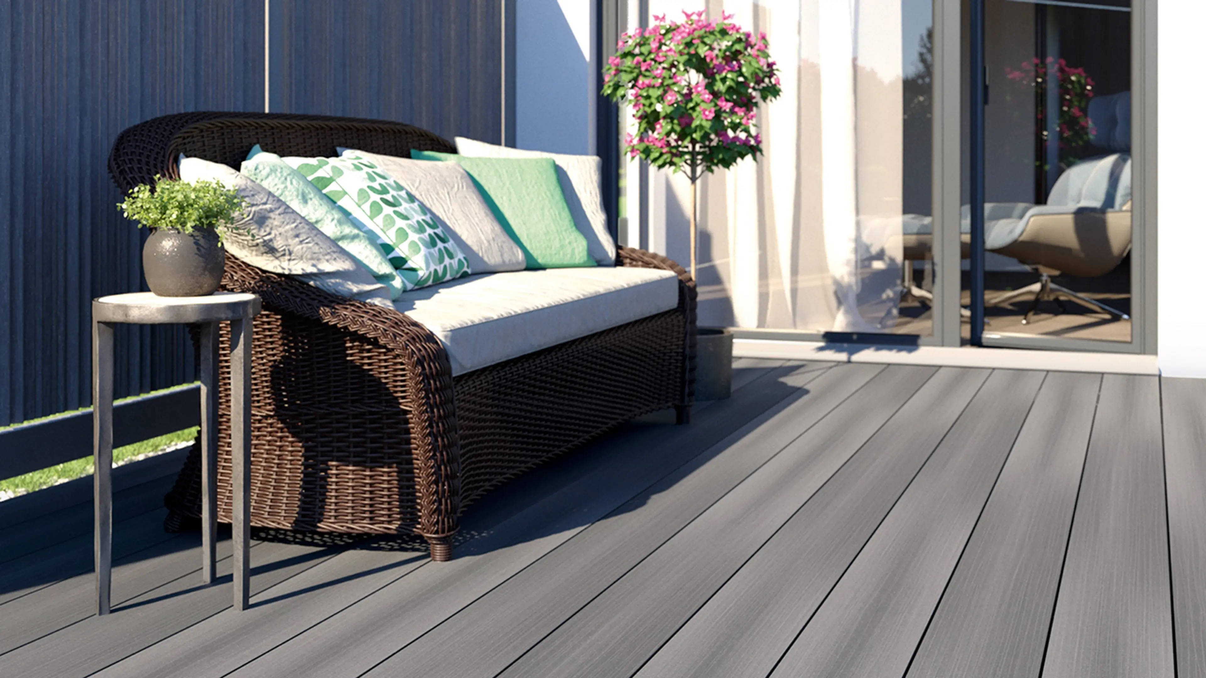 Terrasse med sofa, potteplanter og EasyDeck kompositt terrassebord.