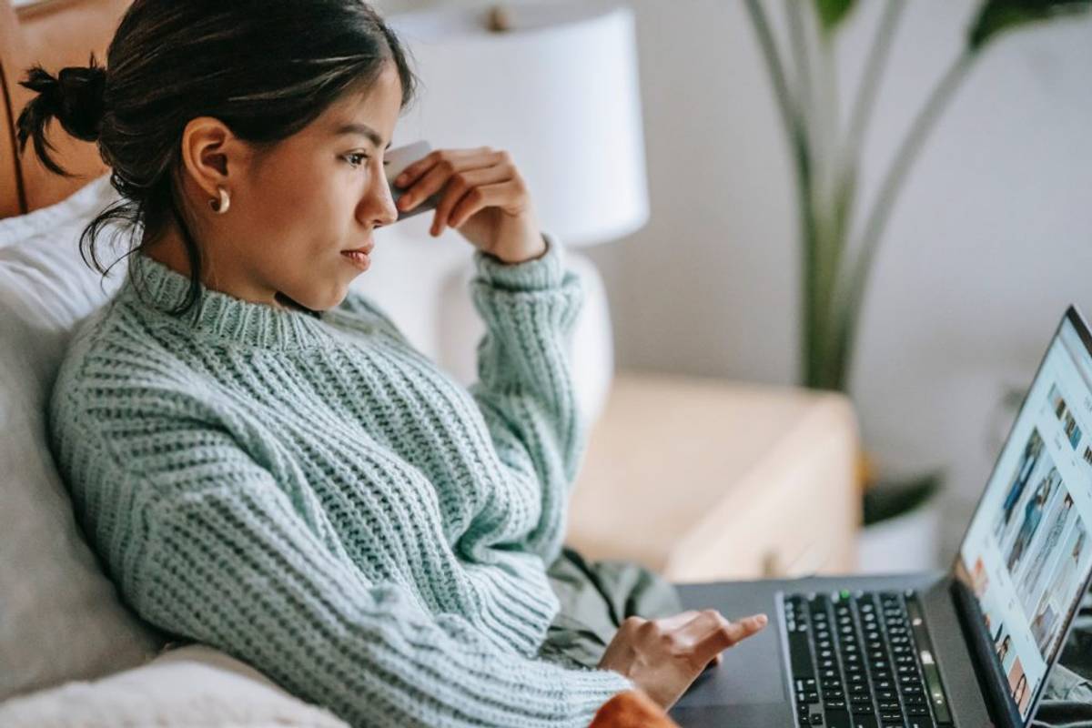 b2b buyer experience - salesperson making call